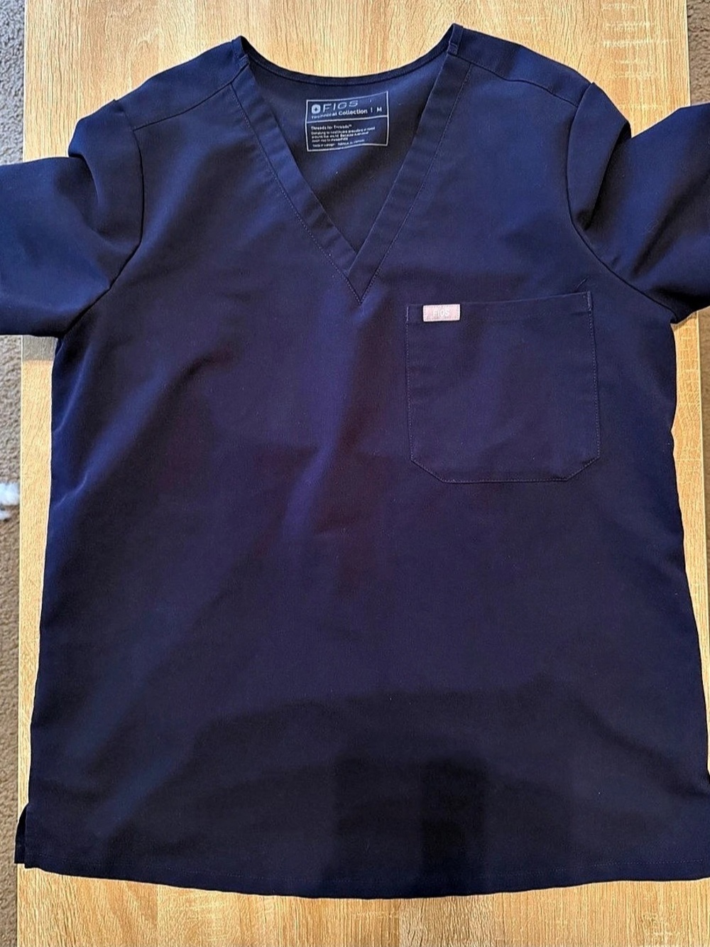 FIGS Navy Catarina One-Pocket Scrub Top - M - Picture 2 of 5